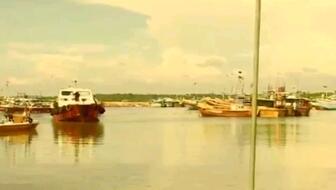 鏟車助推8200噸散貨船“遠(yuǎn)景發(fā)展”氣囊上排下水，吉水接水順利